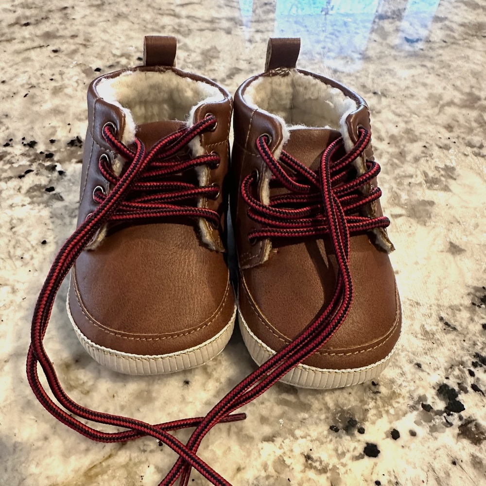 *BRAND NEW WITHOUT TAGS/NEVER WORN* baby Gap 3-6 month Sherpa Baby Chukka Boots